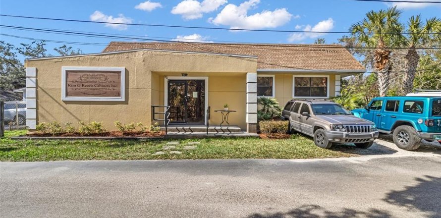 Commercial property in New Port Richey, Florida № 1580389