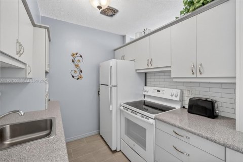 Купить кондоминиум в Халландейл-Бич, Флорида 1 спальня, 58.06м2, № 2090258 - фото 10