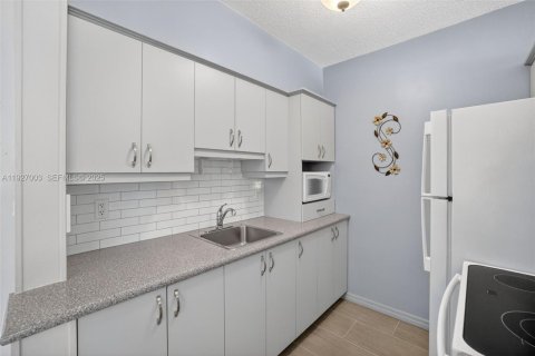 Купить кондоминиум в Халландейл-Бич, Флорида 1 спальня, 58.06м2, № 2090258 - фото 9
