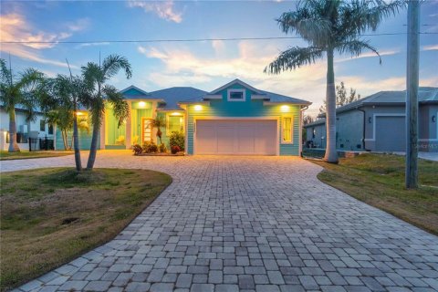 Villa ou maison à vendre à Port Charlotte, Floride: 3 chambres, 210.42 m2 № 2232299 - photo 4