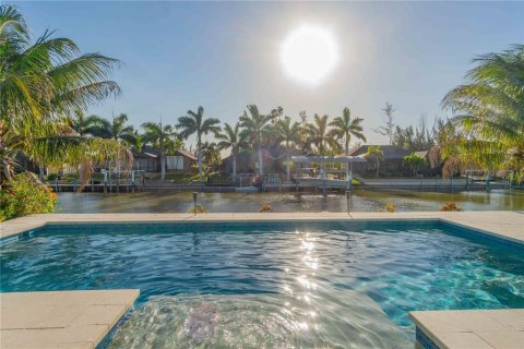 Villa ou maison à vendre à Port Charlotte, Floride: 3 chambres, 210.42 m2 № 2232299 - photo 2