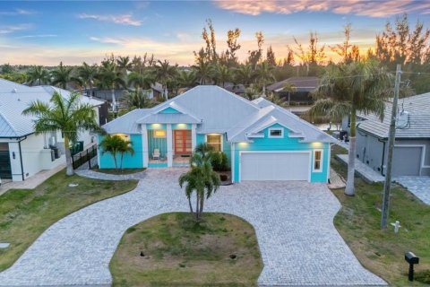 House in Port Charlotte, Florida 3 bedrooms, 210.42 sq.m. № 2232299