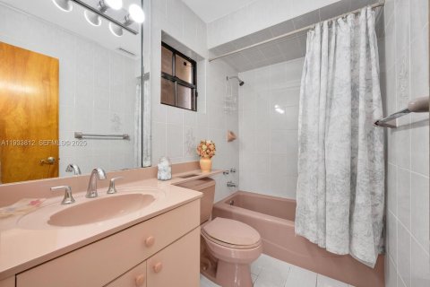 Casa en venta en Hialeah, Florida, 4 dormitorios, 295.62 m2 № 1993389 - foto 30
