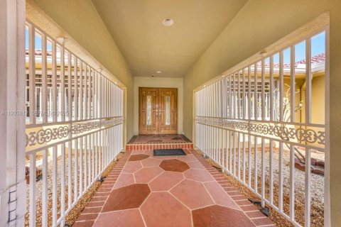 Casa en venta en Hialeah, Florida, 4 dormitorios, 295.62 m2 № 1993389 - foto 7