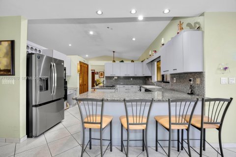 Casa en venta en Hialeah, Florida, 4 dormitorios, 295.62 m2 № 1993389 - foto 20