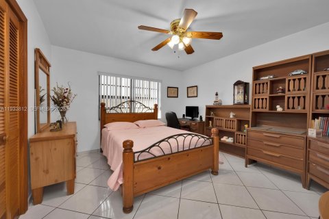 Casa en venta en Hialeah, Florida, 4 dormitorios, 295.62 m2 № 1993389 - foto 27