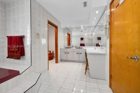 Casa en venta en Hialeah, Florida, 4 dormitorios, 295.62 m2 № 1993389 - foto 24