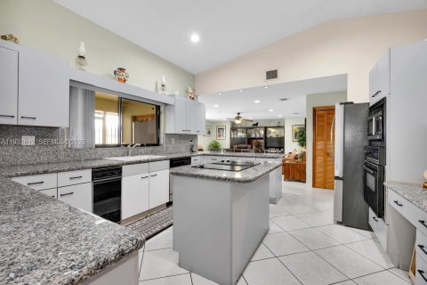 Casa en venta en Hialeah, Florida, 4 dormitorios, 295.62 m2 № 1993389 - foto 19