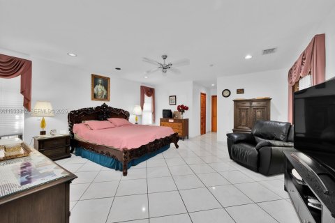 Casa en venta en Hialeah, Florida, 4 dormitorios, 295.62 m2 № 1993389 - foto 21