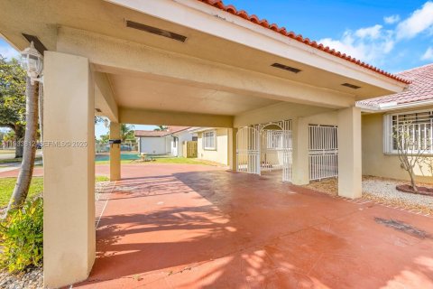 Casa en venta en Hialeah, Florida, 4 dormitorios, 295.62 m2 № 1993389 - foto 6