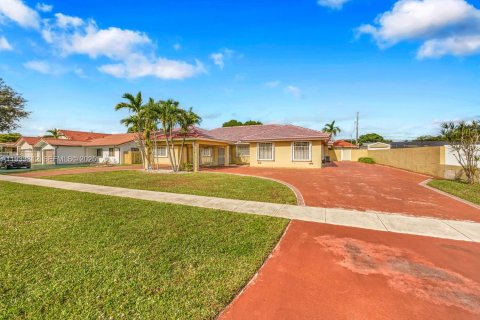 Casa en venta en Hialeah, Florida, 4 dormitorios, 295.62 m2 № 1993389 - foto 3