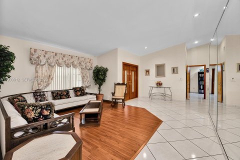 Casa en venta en Hialeah, Florida, 4 dormitorios, 295.62 m2 № 1993389 - foto 11