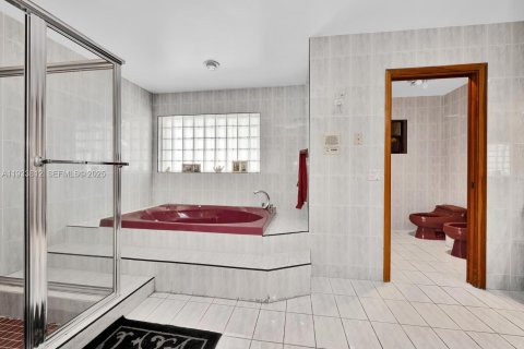 Casa en venta en Hialeah, Florida, 4 dormitorios, 295.62 m2 № 1993389 - foto 23