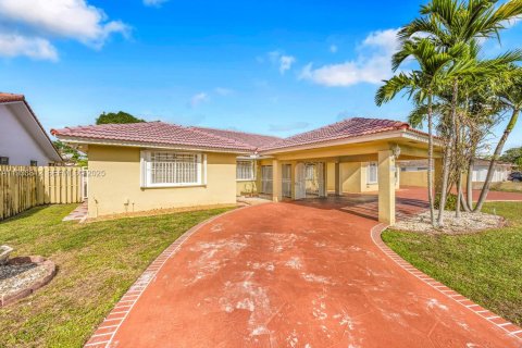 Casa en venta en Hialeah, Florida, 4 dormitorios, 295.62 m2 № 1993389 - foto 5