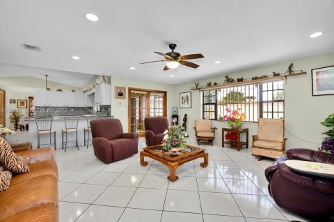 Casa en venta en Hialeah, Florida, 4 dormitorios, 295.62 m2 № 1993389 - foto 14