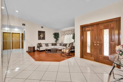 Casa en venta en Hialeah, Florida, 4 dormitorios, 295.62 m2 № 1993389 - foto 9
