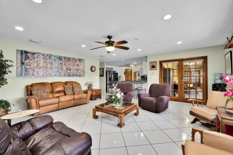 Casa en venta en Hialeah, Florida, 4 dormitorios, 295.62 m2 № 1993389 - foto 17
