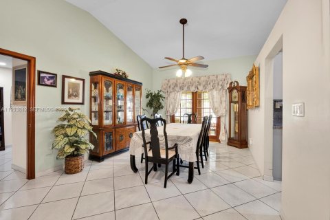 Casa en venta en Hialeah, Florida, 4 dormitorios, 295.62 m2 № 1993389 - foto 12