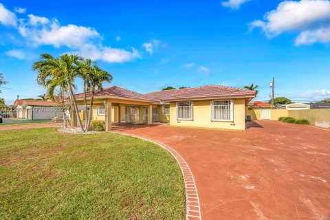 Casa en venta en Hialeah, Florida, 4 dormitorios, 295.62 m2 № 1993389 - foto 4