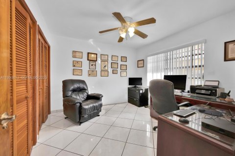 Casa en venta en Hialeah, Florida, 4 dormitorios, 295.62 m2 № 1993389 - foto 28