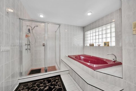 Casa en venta en Hialeah, Florida, 4 dormitorios, 295.62 m2 № 1993389 - foto 25