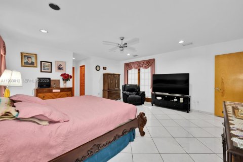 Casa en venta en Hialeah, Florida, 4 dormitorios, 295.62 m2 № 1993389 - foto 22
