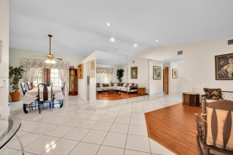 Casa en venta en Hialeah, Florida, 4 dormitorios, 295.62 m2 № 1993389 - foto 8