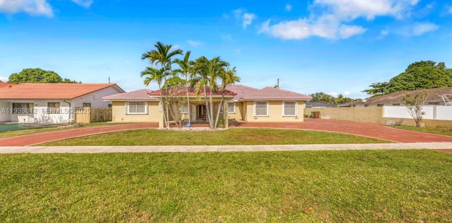 Casa en Hialeah, Florida 4 dormitorios, 295.62 m2 № 1993389