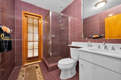 Casa en venta en Hialeah, Florida, 4 dormitorios, 295.62 m2 № 1993389 - foto 26