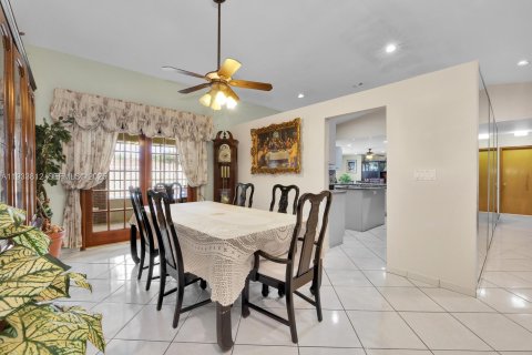 Casa en venta en Hialeah, Florida, 4 dormitorios, 295.62 m2 № 1993389 - foto 13