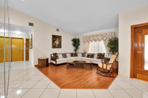 Casa en venta en Hialeah, Florida, 4 dormitorios, 295.62 m2 № 1993389 - foto 10