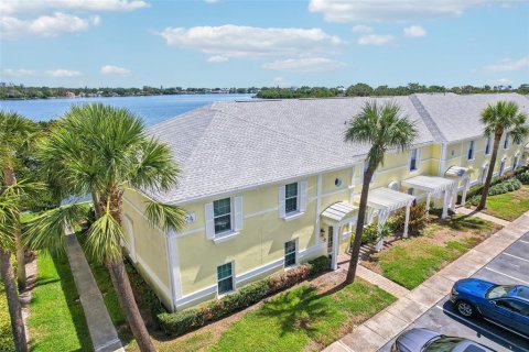 Condo in Saint Petersburg, Florida, 2 bedrooms  № 1719502 - photo 14