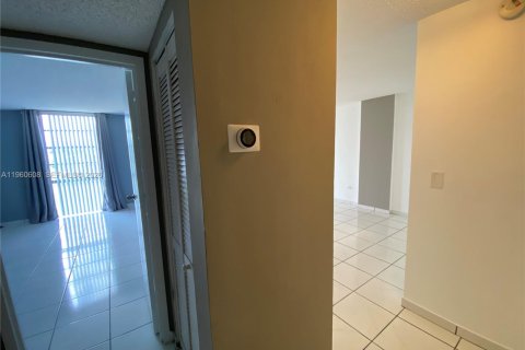 Copropriété à vendre à North Miami Beach, Floride: 1 chambre, 66.89 m2 № 2023473 - photo 3