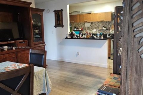 Copropriété à louer à Doral, Floride: 2 chambres, 98.48 m2 № 1953142 - photo 2