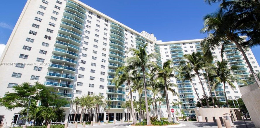Condo in Sunny Isles Beach, Florida, 1 bedroom № 1766486