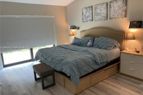 Casa en venta en Hialeah, Florida, 3 dormitorios, 163.14 m2 № 1887724 - foto 10