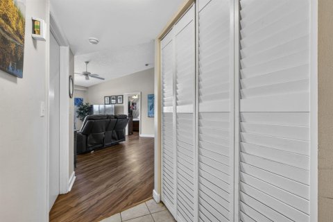 Condo in Royal Palm Beach, Florida, 2 bedrooms  № 2187460 - photo 6