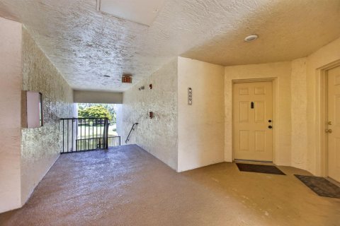 Condo in Royal Palm Beach, Florida, 2 bedrooms  № 2187460 - photo 4