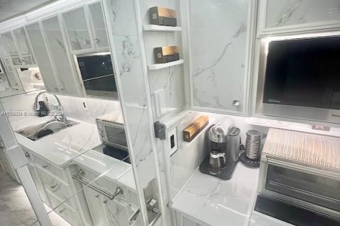 Condominio en venta en Sunny Isles Beach, Florida, 1 dormitorio, 33.44 m2 № 1959981 - foto 3