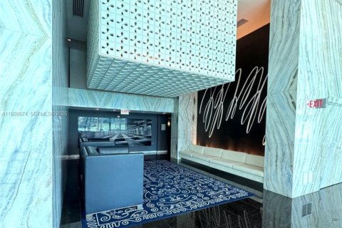 Condo in Miami, Florida, 1 bedroom  № 2039705 - photo 23