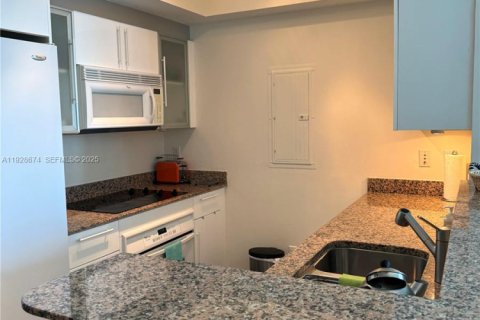 Condo in Miami, Florida, 1 bedroom  № 2039705 - photo 6