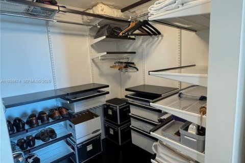 Condo in Miami, Florida, 1 bedroom  № 2039705 - photo 11