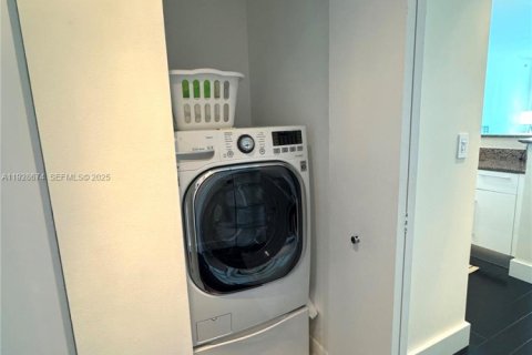 Condo in Miami, Florida, 1 bedroom  № 2039705 - photo 3