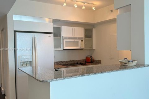 Condo in Miami, Florida, 1 bedroom  № 2039705 - photo 5
