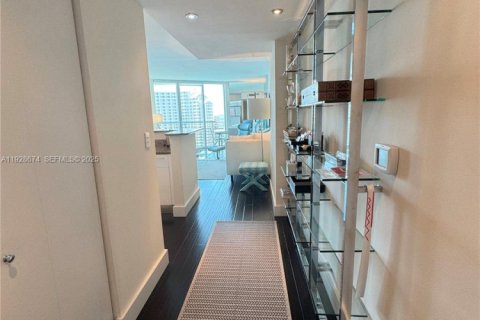 Condo in Miami, Florida, 1 bedroom  № 2039705 - photo 2