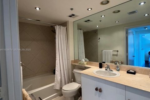 Condo in Miami, Florida, 1 bedroom  № 2039705 - photo 15