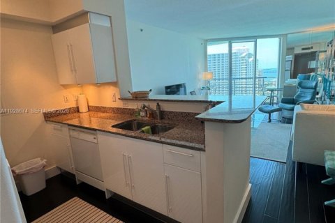 Condo in Miami, Florida, 1 bedroom  № 2039705 - photo 4