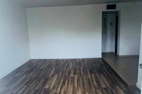 Condo in North Bay Village, Florida, 1 bedroom № 2083564 - photo 3