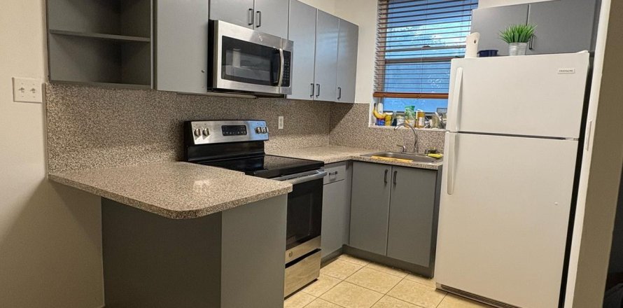 Condo in North Bay Village, Florida, 1 bedroom № 2083564
