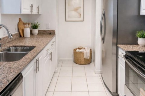 Condo in Miami, Florida, 1 bedroom  № 2255387 - photo 9